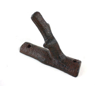 Lade das Bild in den Galerie-Viewer, Wandhaken aus schwarz-braunem Gusseisen im Ast-Design. Der "Stamm" wird an die Wand geschraubt und der hervorstehende "Ast" dient als Haken.