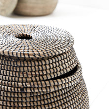 Lade das Bild in den Galerie-Viewer, House Doctor 2er-Set Körbe "Effect". Die Aufbewahrungskörbe sind aus geflochtenem Seetang und haben einen Deckel. Ideal z.B. als Wäschekorb.