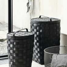 Lade das Bild in den Galerie-Viewer, 2er-Set Aufbewahrungskörbe "Edition" von House Doctor. Die geflochtenen Körbe sind aus schwarzem Holzspan und eignen sich z.B. als Wäschekorb.