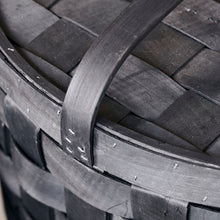 Lade das Bild in den Galerie-Viewer, 2er-Set Aufbewahrungskörbe "Edition" von House Doctor. Die geflochtenen Körbe sind aus schwarzem Holzspan und eignen sich z.B. als Wäschekorb.