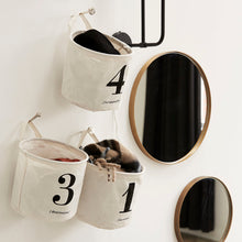 Lade das Bild in den Galerie-Viewer, 4er-Set Stoffkörbe von House Doctor mit Zahlenprint von 1 bis 4. Die Körbe sind naturfarben mit schwarzem Aufdruck. An der Schlaufe lassen sie sich aufhängen.