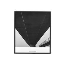 Lade das Bild in den Galerie-Viewer, Das House Doctor Bild Prospections zeigt eine Brücke von Unten. Die minimalistische schwarz-weiss Fotografie wirkt ausdrucksstark.