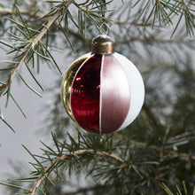 Lade das Bild in den Galerie-Viewer, Glaskugel "Cirkus" von House Doctor an einem Tannenzweig.