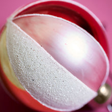 Lade das Bild in den Galerie-Viewer, Detail der Bemalung vom House Doctor Ornament "Cirkus".