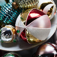 Lade das Bild in den Galerie-Viewer, Glaskugel "Cirkus" von House Doctor, dekoriert mit anderen Weihnachtskugeln auf einem Teller.