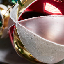 Lade das Bild in den Galerie-Viewer, Detail der Bemalung vom Ornament "Cirkus" von House Doctor.