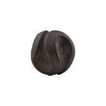 Lade das Bild in den Galerie-Viewer, House Doctor Kunst-Objekt "Sling", eine Deko-Kugel aus Ton mit schwarz-changierender Glasur. Auf der Oberfläche der Kugel befinden sich grobe geschwungene Linien.
