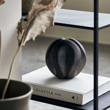 Lade das Bild in den Galerie-Viewer, House Doctor Kunst-Objekt "Sling", eine Deko-Kugel aus Ton mit schwarz-changierender Glasur. Auf der Oberfläche der Kugel befinden sich grobe geschwungene Linien.