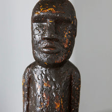 Lade das Bild in den Galerie-Viewer, House Doctor Deko-Figur in schwarz-braun im Ethno/Kunsthandwerklichen Stil. Detailaufnahme.