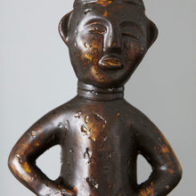 Lade das Bild in den Galerie-Viewer, House Doctor Deko-Figur in schwarz-braun im Ethno/Kunsthandwerklichen Stil. Detailaufnahme.