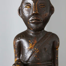 Lade das Bild in den Galerie-Viewer, House Doctor Figur in schwarz-braun im Ethno/Kunsthandwerklichen Stil. Detailaufnahme.