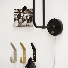 Lade das Bild in den Galerie-Viewer, 3 "Forged" Haken von House Doctor in schwarz, gold und silber als Garderobe angeordnet.