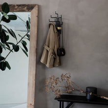 Lade das Bild in den Galerie-Viewer, Die House Doctor Garderobe "Pipes" besteht aus 7 voneinander unabhängig ausrichtbaren Haken. Die Haken sind aus schwarzem Eisen, die Verkleidung der Aufhängung ist gold.