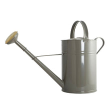 Lade das Bild in den Galerie-Viewer, Gießkanne "Wan" von House Doctor aus grau lackiertem Metall mit goldfarbener Tülle.