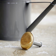 Lade das Bild in den Galerie-Viewer, Detailaufnahme der goldenen Tülle der Gießkanne "Wan" von House Doctor.
