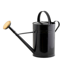 Lade das Bild in den Galerie-Viewer, House Doctor Gießkanne "Wan" aus schwarz lackiertem Metall mit goldener Brause und 2 praktischen Henkeln.