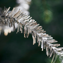 Lade das Bild in den Galerie-Viewer, Detailaufnahme der Lamettagirlande "Joy" von House Doctor.