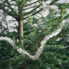 Lade das Bild in den Galerie-Viewer, Lamettagirlande "Joy" von House Doctor in einem Tannenbaum drapiert.