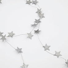 Lade das Bild in den Galerie-Viewer, Detailaufnahme der silbernen Sterne aus MEtall der House Doctor Girlande "Stars"