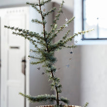 Lade das Bild in den Galerie-Viewer, Girlande "Stars" von House Doctor an einem Tannenbaum.