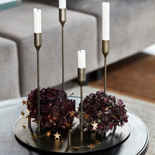 Lade das Bild in den Galerie-Viewer, House Doctor Girlande "Stars" mit goldenen Metallsternen, die den Adventskranz "Advent" verziert.