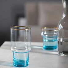Lade das Bild in den Galerie-Viewer, trinkglas indora von house doctor. Das glas hat einen blauen farbverlauf und einen feinen goldenen rand.