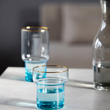 Lade das Bild in den Galerie-Viewer, trinkglas indora von house doctor. Das glas hat einen blauen farbverlauf und einen feinen goldenen rand.
