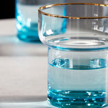 Lade das Bild in den Galerie-Viewer, trinkglas indora von house doctor. Das glas hat einen blauen farbverlauf und einen feinen goldenen rand.