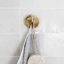 Lade das Bild in den Galerie-Viewer, House Doctor Haken "Text" in gebürsteter Gold- bzw. Messing-Optik. Schlichtes Design ideal für Handtücher, Jacken und Mäntel.