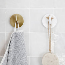 Lade das Bild in den Galerie-Viewer, House Doctor Haken "Text" in gebürsteter Gold- bzw. Messing-Optik. Schlichtes Design ideal für Handtücher, Jacken und Mäntel.