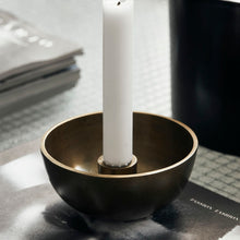 Lade das Bild in den Galerie-Viewer, Schalenförmiger Kerzenhalter Crown von House Doctor in gold mit einem Kerzenhalter in der Mitte.