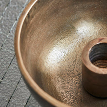 Lade das Bild in den Galerie-Viewer, Detailaufnahme der strukturierten Oberfläche des House Doctor Kerzenleuchters Crown.