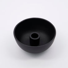 Lade das Bild in den Galerie-Viewer, House Doctor Kerzenständer Crown aus schwarzem Metall in Form einer Schale mit Kerzenhalter in der Mitte.