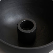 Lade das Bild in den Galerie-Viewer, Detailaufnahme des Kerzenhalters in der Mitte der Schale Crown von House Doctor.