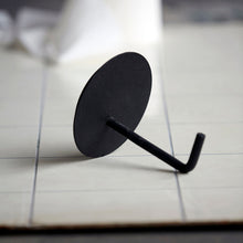 Lade das Bild in den Galerie-Viewer, Klopapierhalter "Text" von House Doctor in matt-schwarz und schlichtem Design.