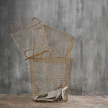 Lade das Bild in den Galerie-Viewer, 3er-Set Körbe "Wire" von House Doctor aus stabilem Eisen. Die Körbe sind aus goldenem Drahtgeflecht und haben jeweils 2 Henkel. Das Set besteht aus 3 verschiedenen Größen.