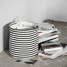 Lade das Bild in den Galerie-Viewer, Der Stoffkorb "Stripes" von House Doctor hat ein schwarzes Streifenmuster auf einem naturfarbenen, leinenartigen Stoff. Mit praktischem Henkel zum Aufhängen.