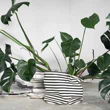 Lade das Bild in den Galerie-Viewer, Der Stoffkorb "Stripes" von House Doctor hat ein schwarzes Streifenmuster auf einem naturfarbenen, leinenartigen Stoff. Mit praktischem Henkel zum Aufhängen.