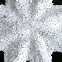 Lade das Bild in den Galerie-Viewer, Detailaufnahme des glitzernden, weißen Dekors vom House Doctor Anhänger "Chunky".