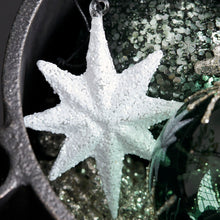 Lade das Bild in den Galerie-Viewer, House Doctor Weihnachtsanhänger aus Glas in Form eines Sterns mit weiß glitzerndem Dekor.
