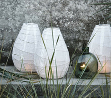 Lade das Bild in den Galerie-Viewer, 3er-Set Papier-Laternen in weiss von House Doctor. Die Laternen haben eine Tropfenform und einen dünnen Henkel zum Aufhängen.