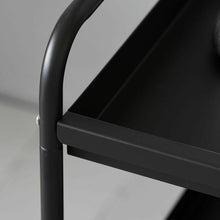 Lade das Bild in den Galerie-Viewer, Detailaufnahme der oberen Ablage vom Servierwagen "Roll" von House Doctor in schwarz.