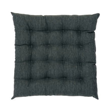 Lade das Bild in den Galerie-Viewer, Outdoor-Kissen "Fine" von House Doctor in einem dunklen Armee-Grün. Durch die gesteppte Oberfläche und das quadratische Format ideal als Sitzkissen.