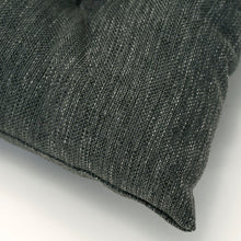 Lade das Bild in den Galerie-Viewer, Outdoor-Kissen "Fine" von House Doctor in einem dunklen Armee-Grün. Durch die gesteppte Oberfläche und das quadratische Format ideal als Sitzkissen.