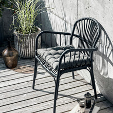 Lade das Bild in den Galerie-Viewer, Outdoor-Kissen "Fine" von House Doctor in einem dunklen Armee-Grün. Durch die gesteppte Oberfläche und das quadratische Format ideal als Sitzkissen.