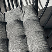 Lade das Bild in den Galerie-Viewer, Outdoor-Kissen "Fine" von House Doctor in einem dunklen Armee-Grün. Durch die gesteppte Oberfläche und das quadratische Format ideal als Sitzkissen.