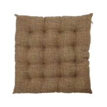Lade das Bild in den Galerie-Viewer, Outdoor-Kissen "Fine" von House Doctor in der Farbe Camel, einem karamell-braun. Durch die gesteppte Oberfläche und das quadratische Format ideal als Sitzkissen.