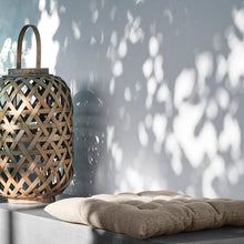 Lade das Bild in den Galerie-Viewer, Outdoor-Kissen "Fine" von House Doctor in der Farbe Camel, einem karamell-braun. Durch die gesteppte Oberfläche und das quadratische Format ideal als Sitzkissen.