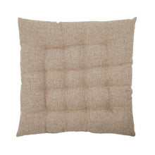 Lade das Bild in den Galerie-Viewer, Outdoor-Kissen "Fine" von House Doctor in der Farbe Sand, einem hellen Beige-Ton. Durch die gesteppte Oberfläche und das quadratische Format ideal als Sitzkissen.