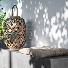 Lade das Bild in den Galerie-Viewer, Outdoor-Kissen "Fine" von House Doctor in der Farbe Sand, einem hellen Beige-Ton. Durch die gesteppte Oberfläche und das quadratische Format ideal als Sitzkissen.